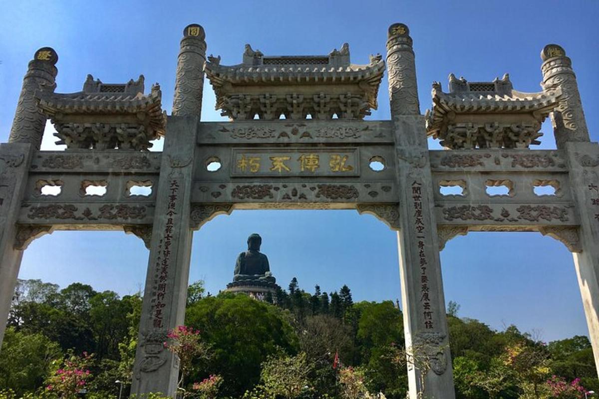 一扇门，背景中有一座雕像