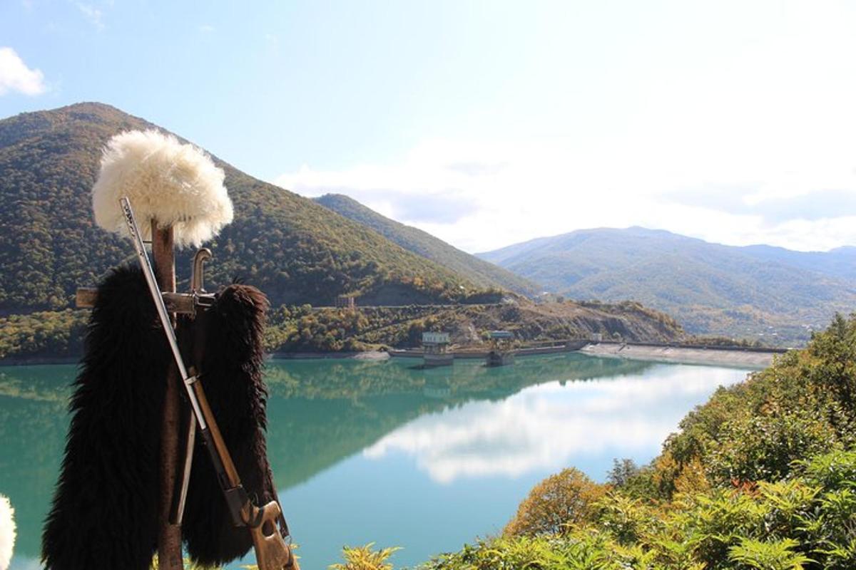 Un oso de peluche en un poste con vistas a un río