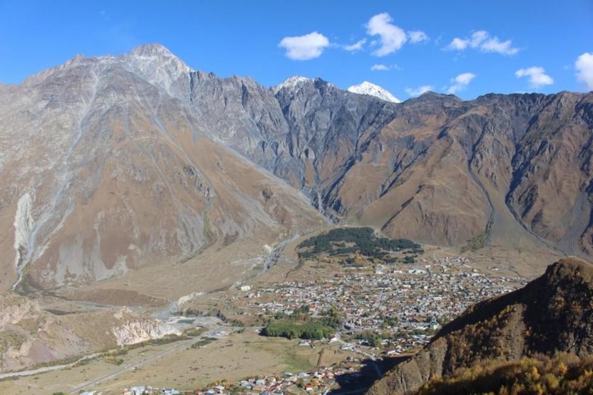 una vista aérea de un pueblo en un valle de montaña
