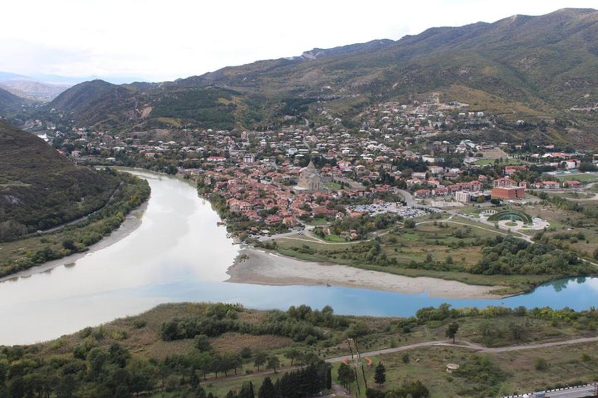 bir nehrin yanındaki kasabanın havadan görünümü