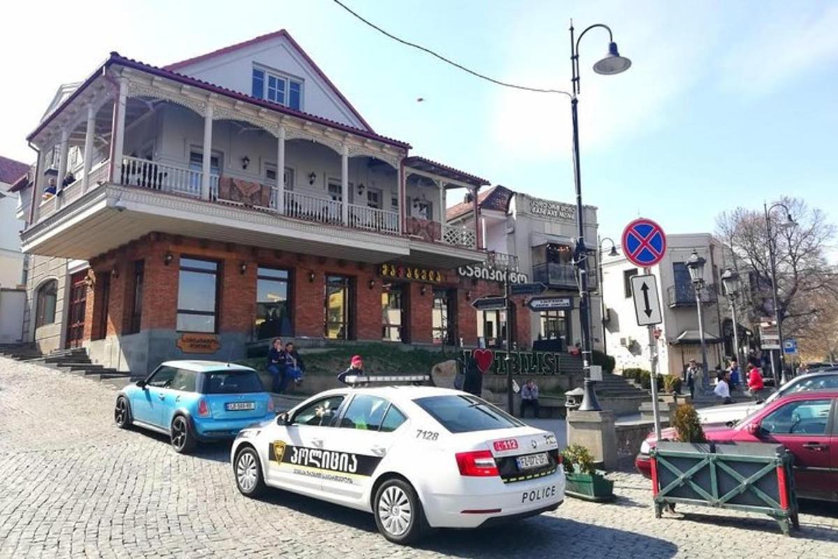 policejní auto zaparkované před budovou