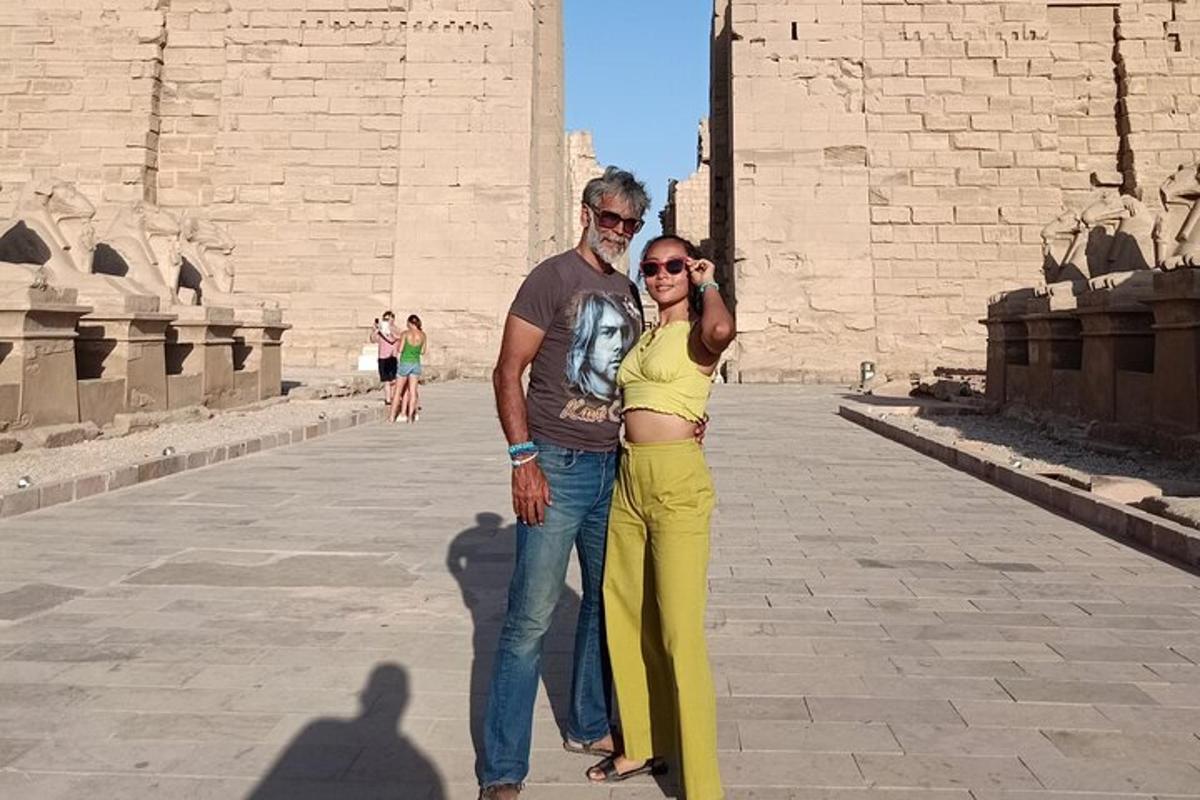 un uomo e una donna in piedi davanti a un edificio