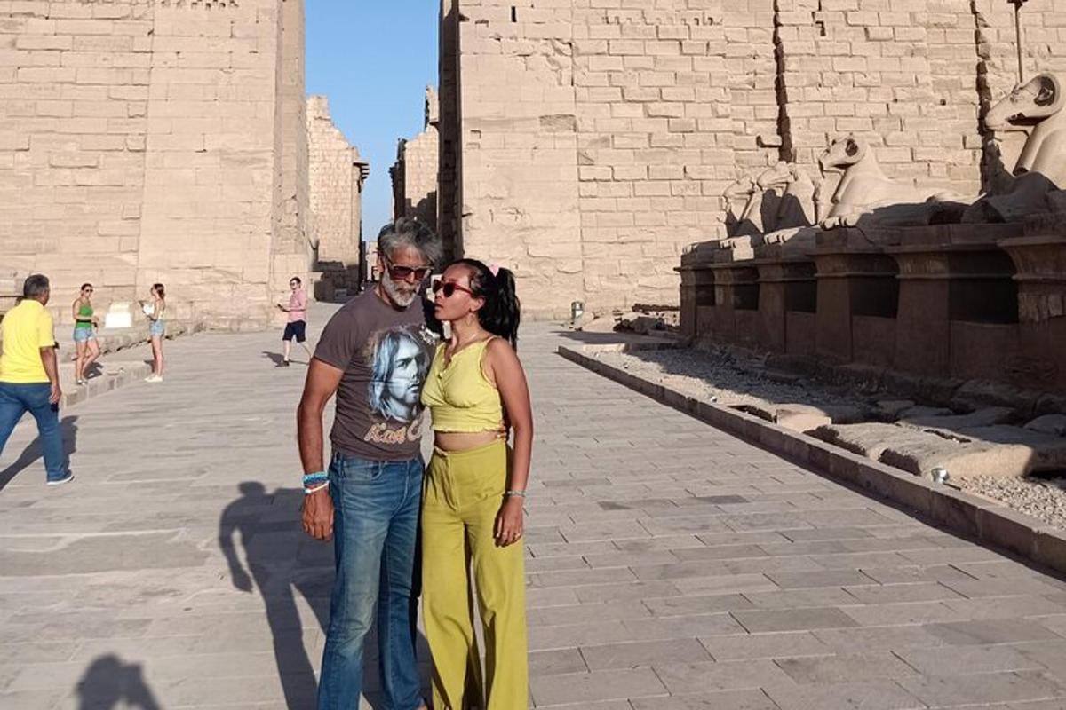 un uomo e una donna in piedi davanti a un edificio