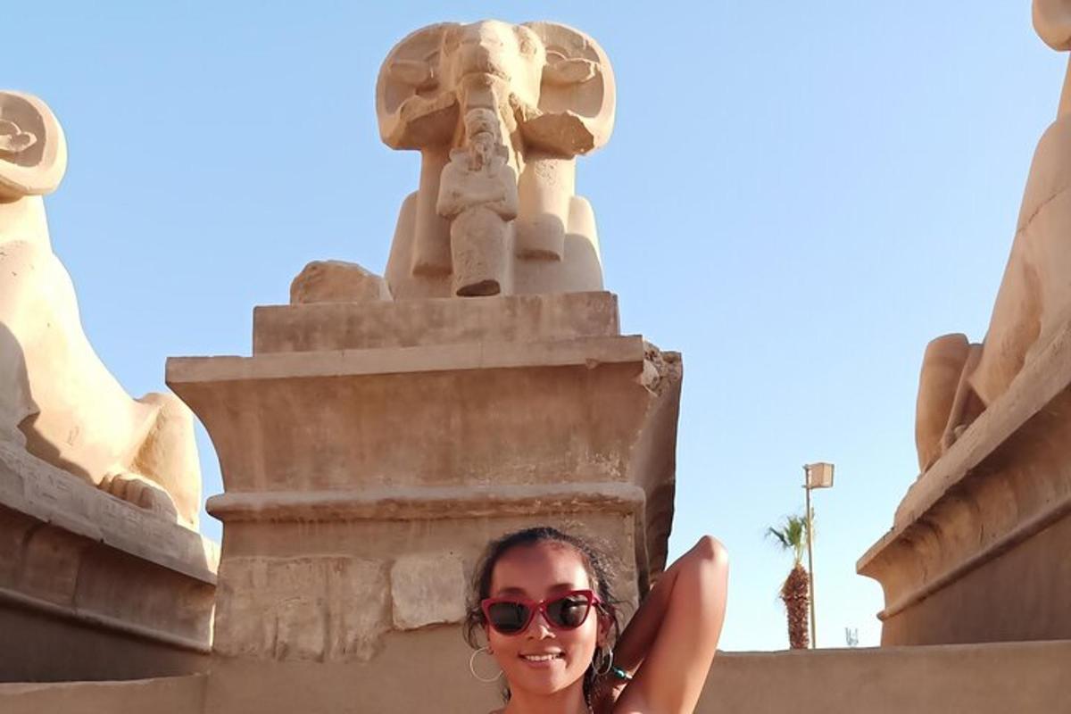 una donna con i piedi alzati davanti a una statua