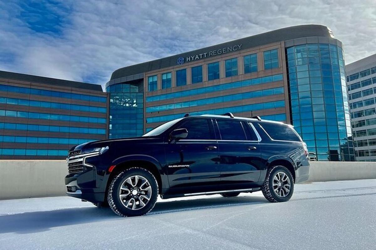 건물 앞에 주차된 검은색 SUV