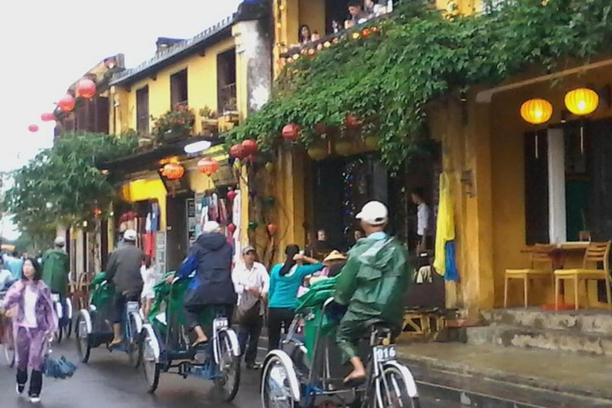sekelompok orang mengendarai sepeda di jalan