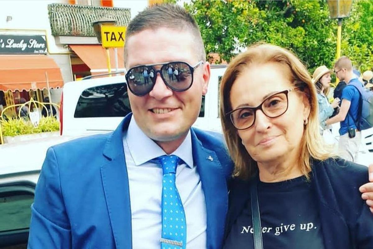 mees ja naine prille, ülikonda ja lipsu kandes