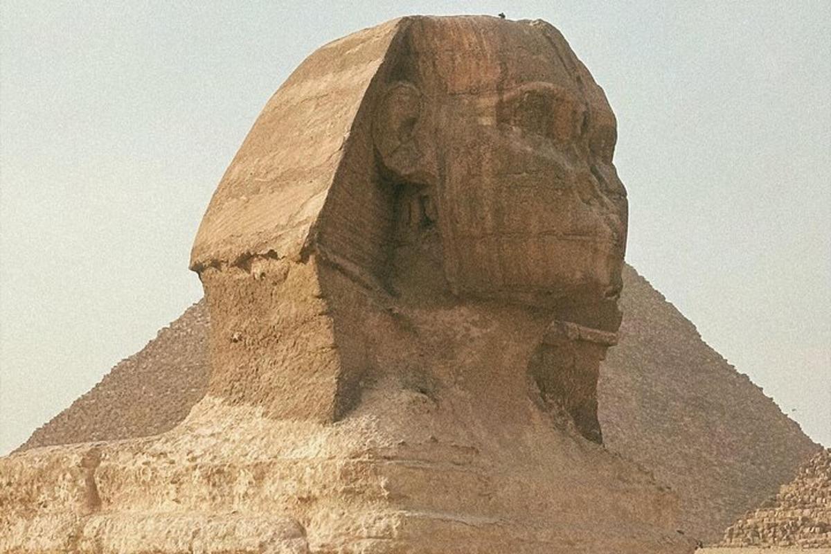 socha Anubise s pyramidou v pozadí
