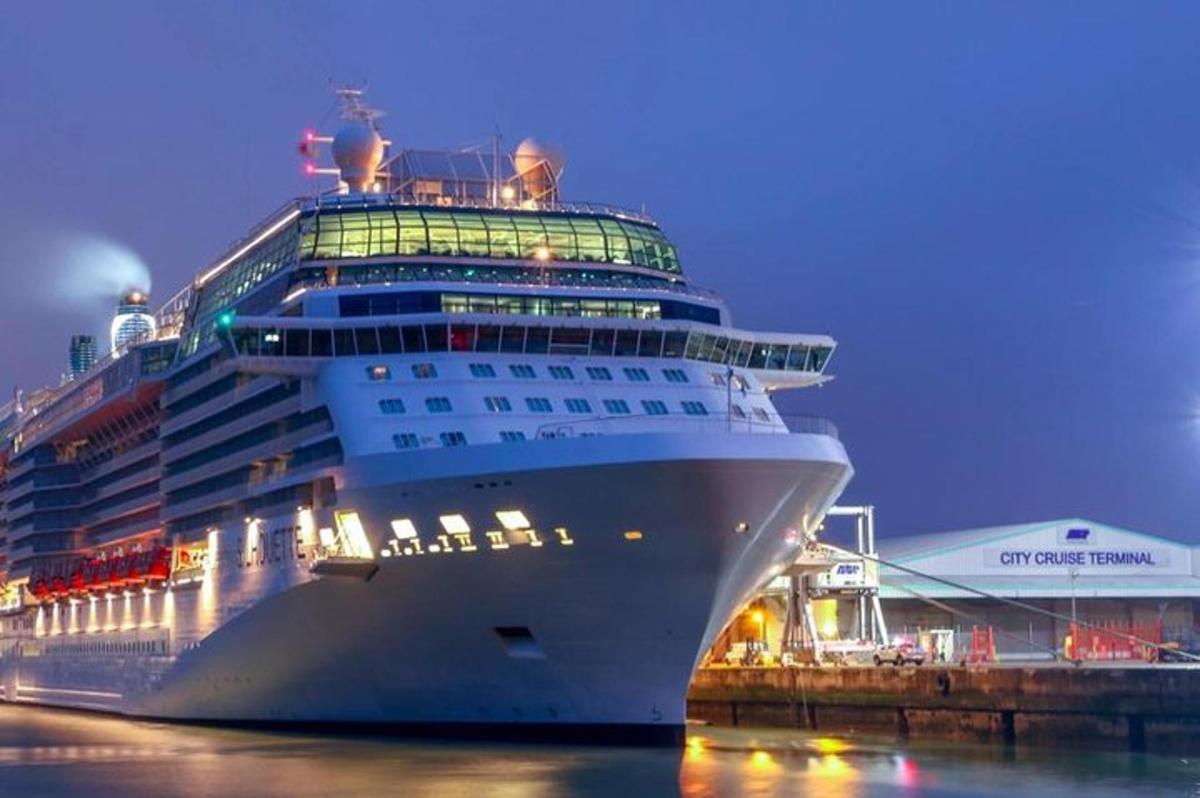 una nave da crociera attraccata a un molo di notte