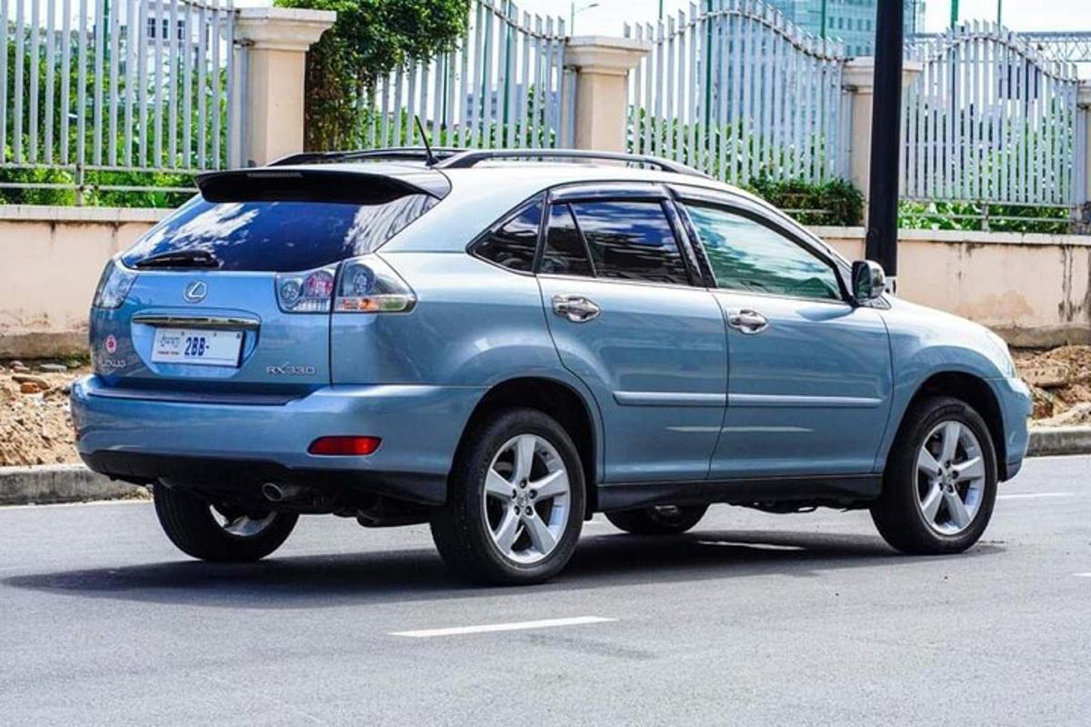 Un coche azul está aparcado en la calle
