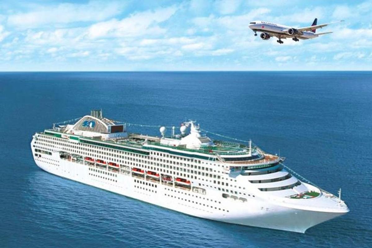 una grande nave da crociera nell'oceano con un aereo