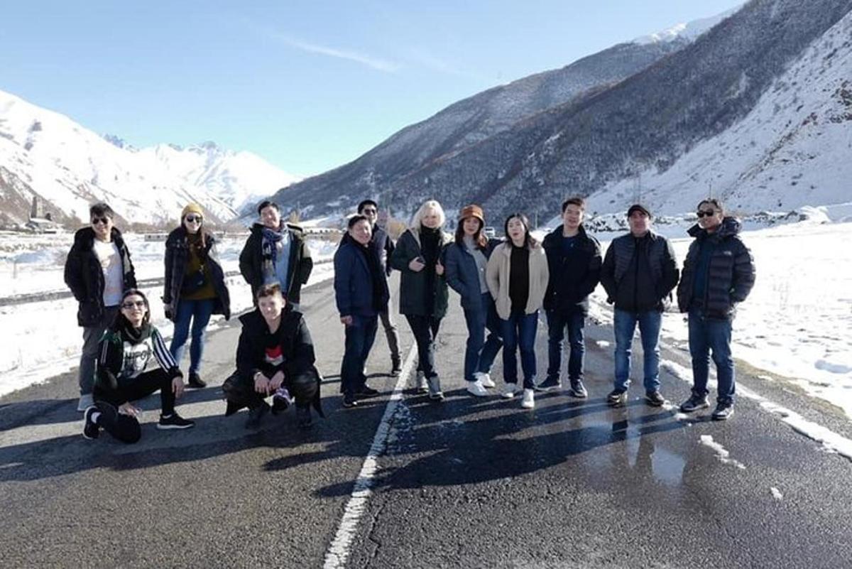 skupina lidí stojících na kraji silnice