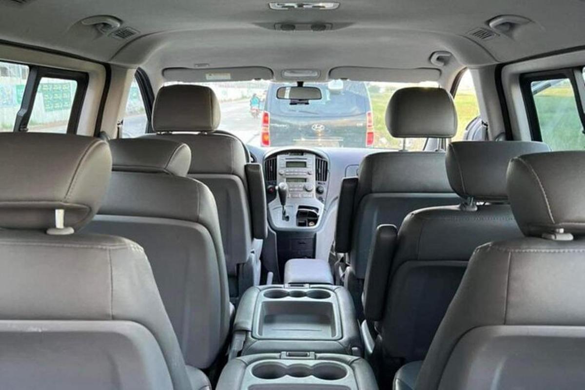 una vista de los asientos traseros de un coche