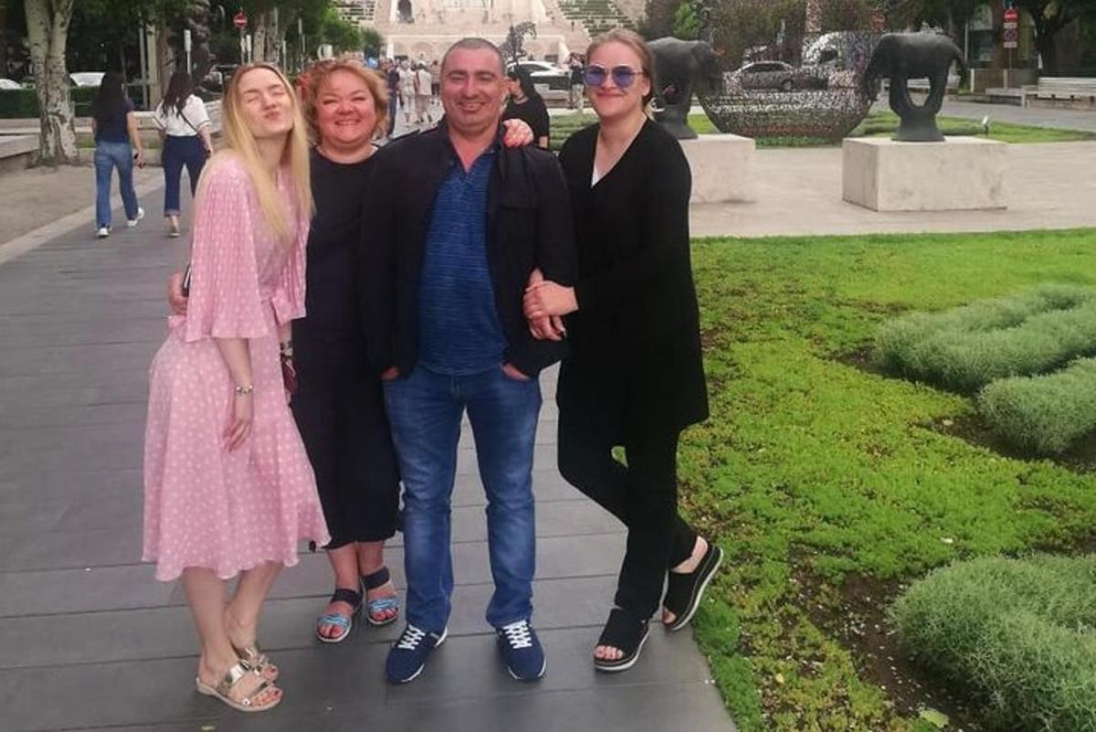 eine Gruppe von Menschen, die in einem Park für ein Foto posieren