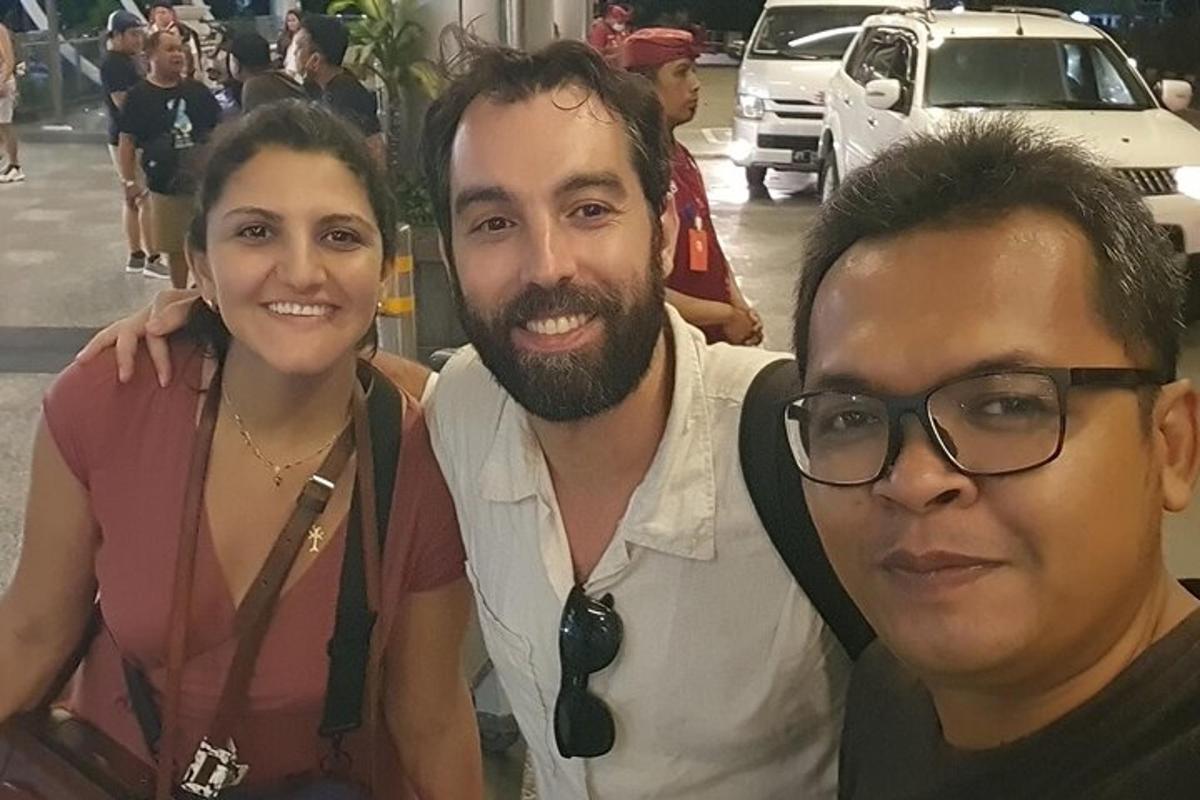 Un hombre y una mujer posando para una foto