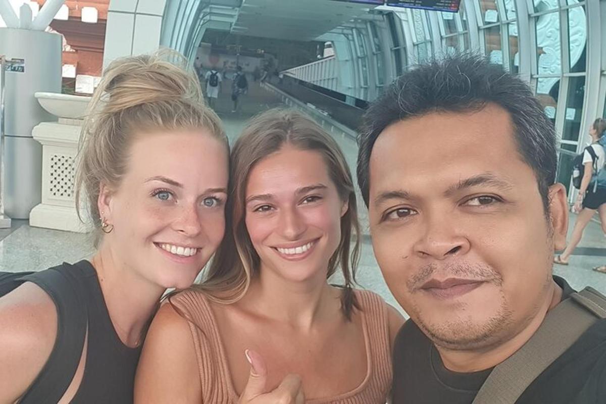 Un hombre y dos mujeres posando para una fotografía
