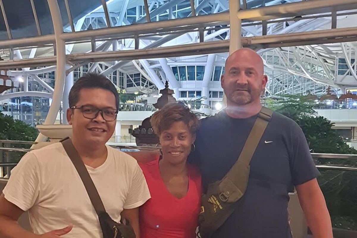 Un grupo de tres personas posando para una fotografía