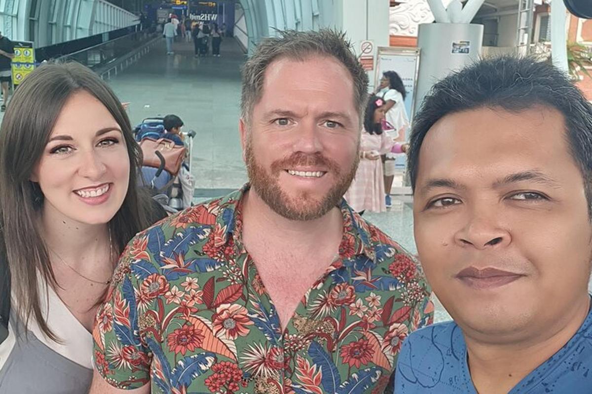 Un hombre y una mujer posando para una foto