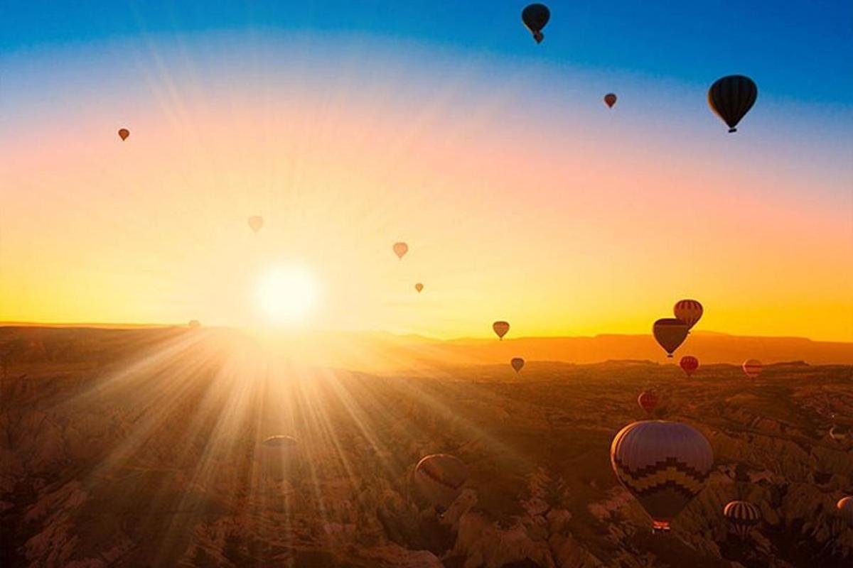 egy csoport hőlégballon repül a naplementében