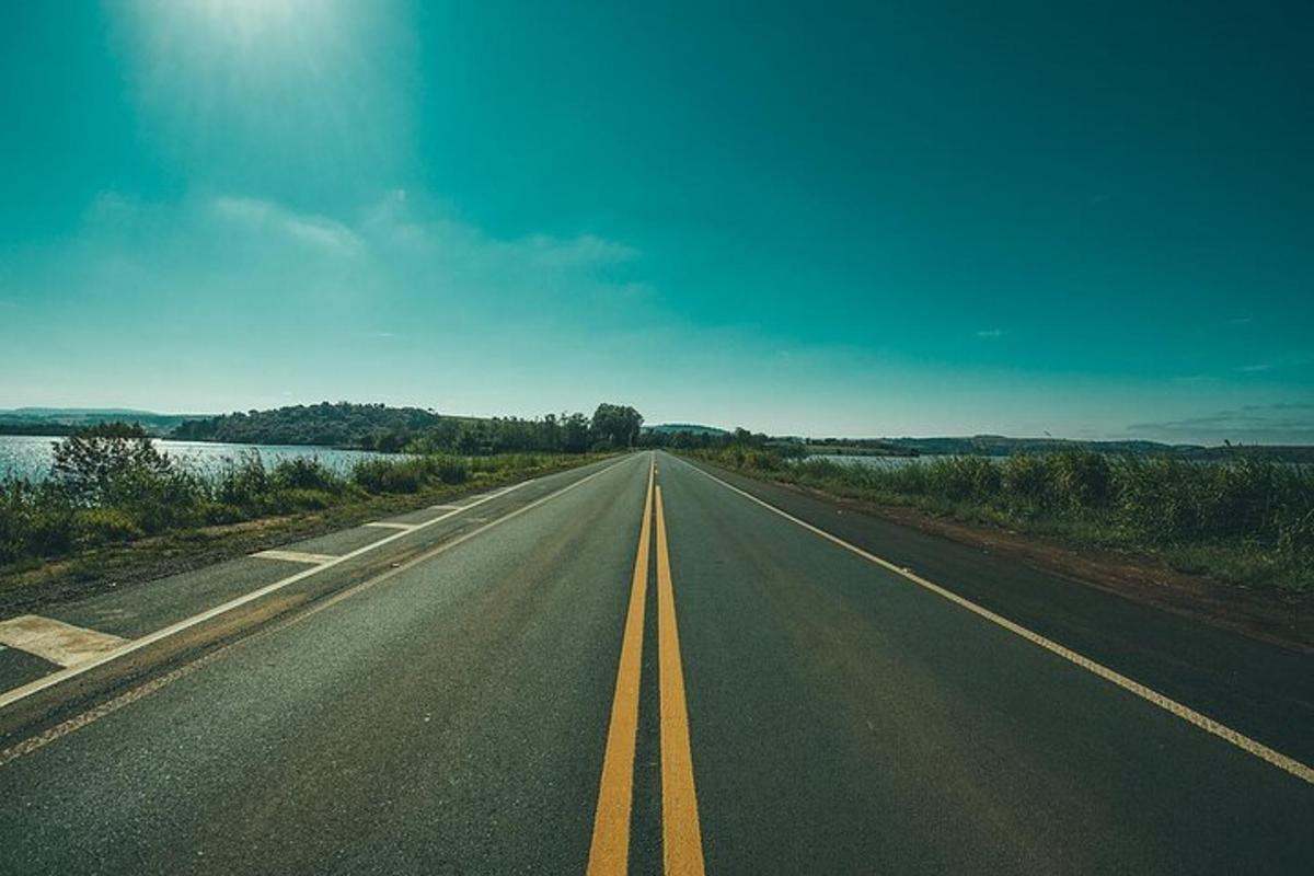 una carretera vacía con una línea amarilla en el medio