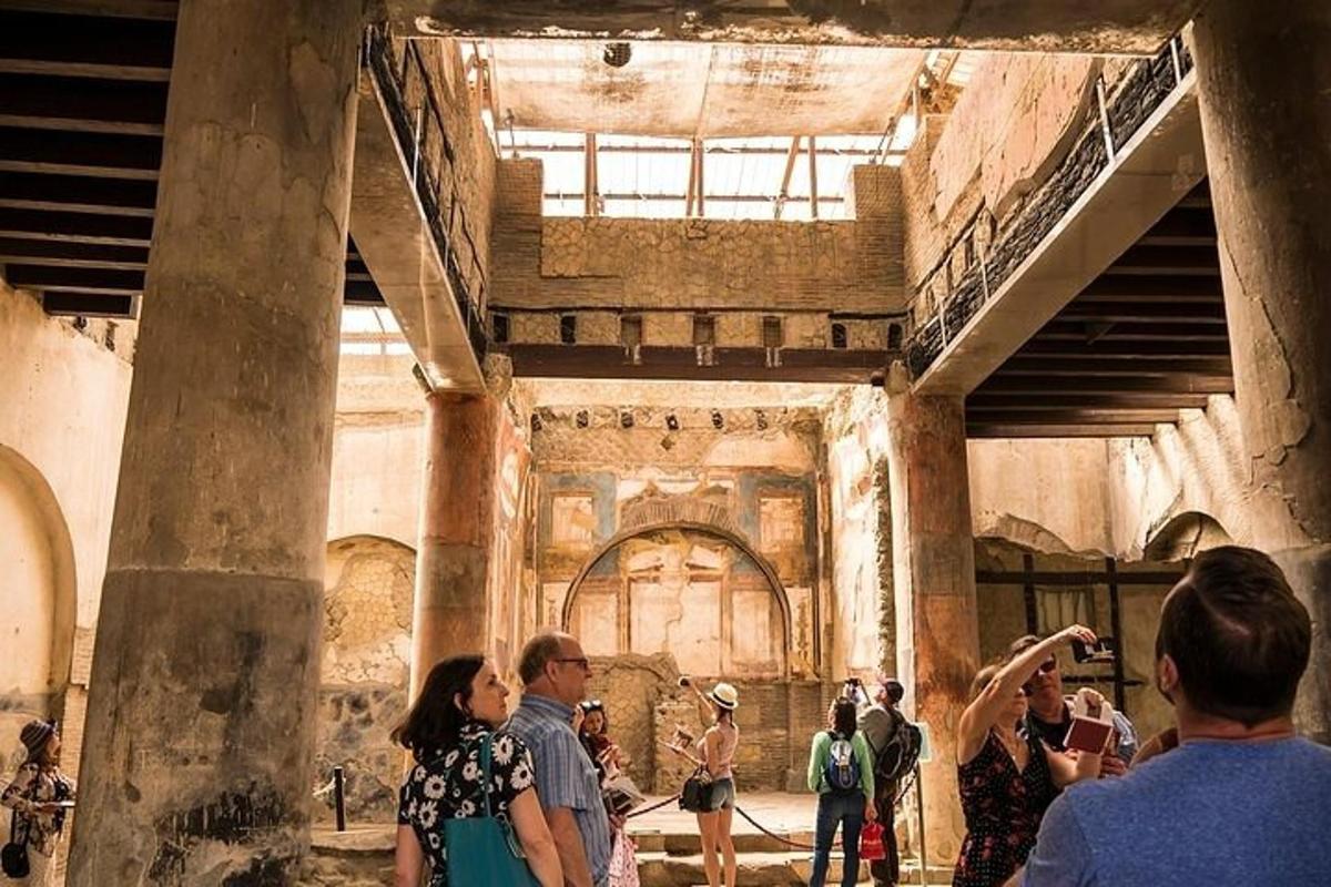 un grup de persones dempeus dins d'un edifici