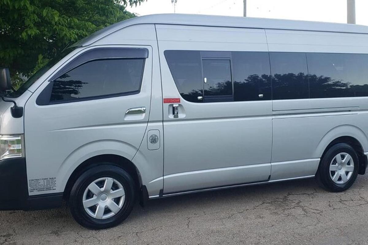 bel kombi parkiran na parkirišču