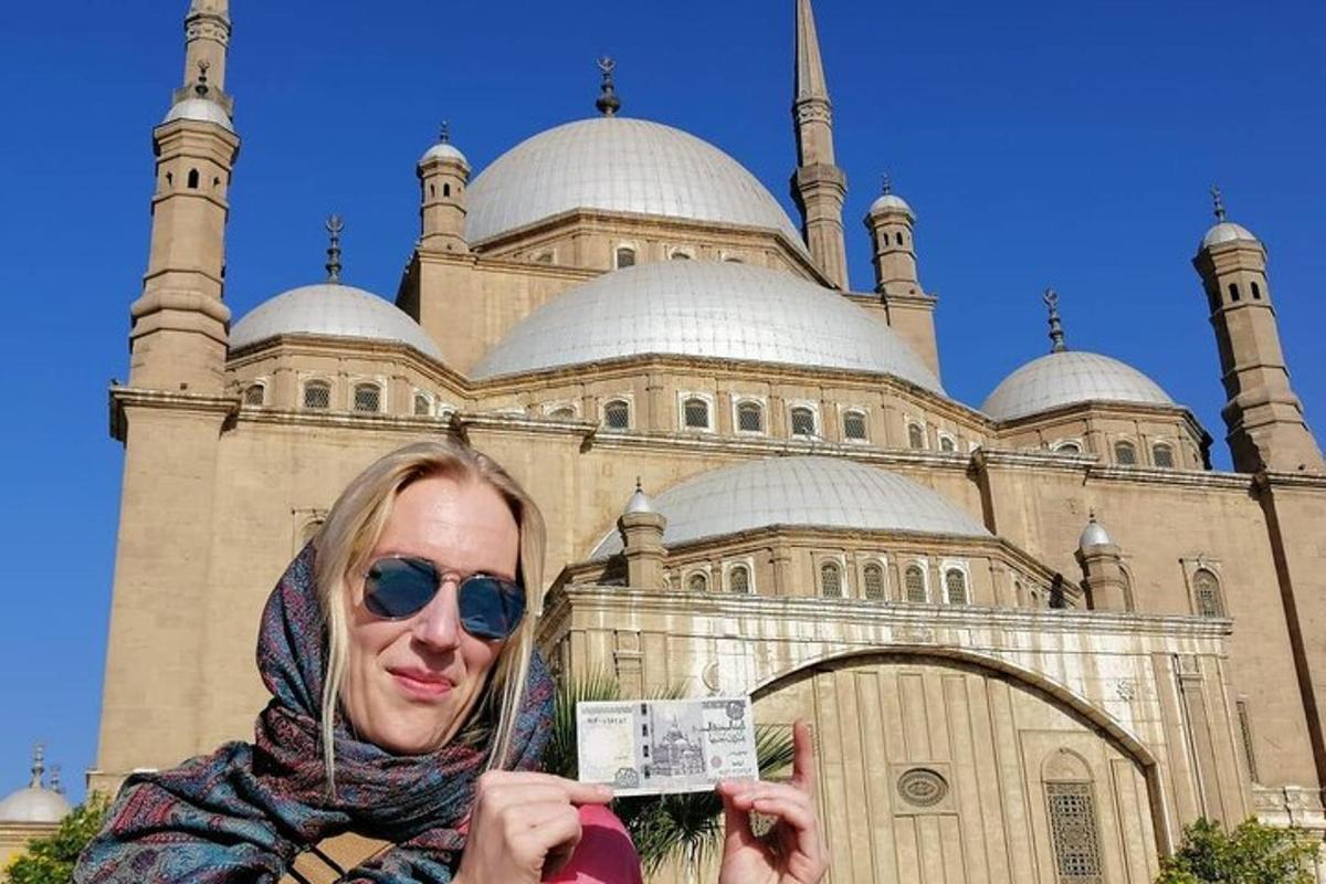uma mulher em pé em frente a uma mesquita