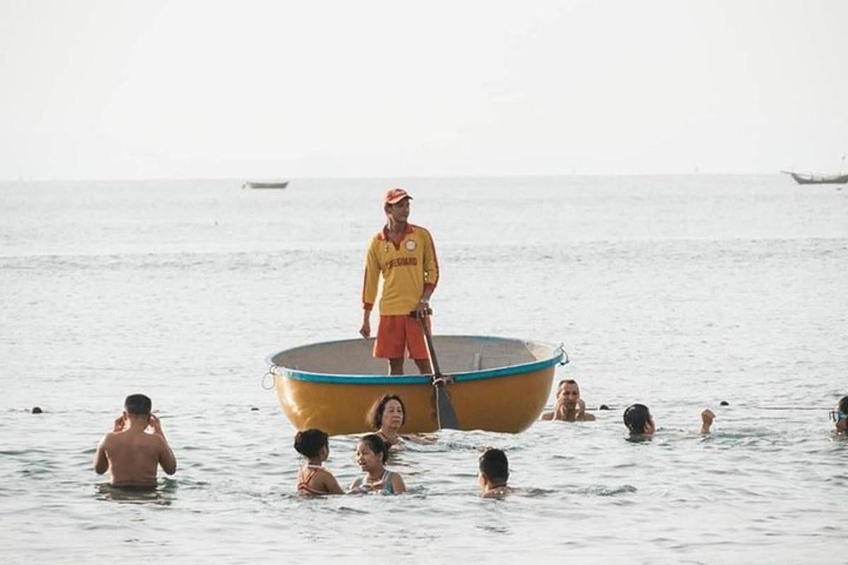 un hombre parado en un bote en el agua