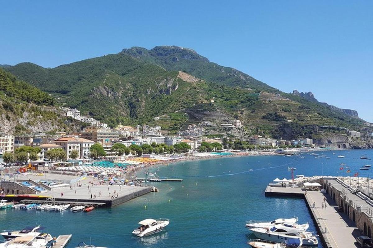vista d'un port amb vaixells a l'aigua