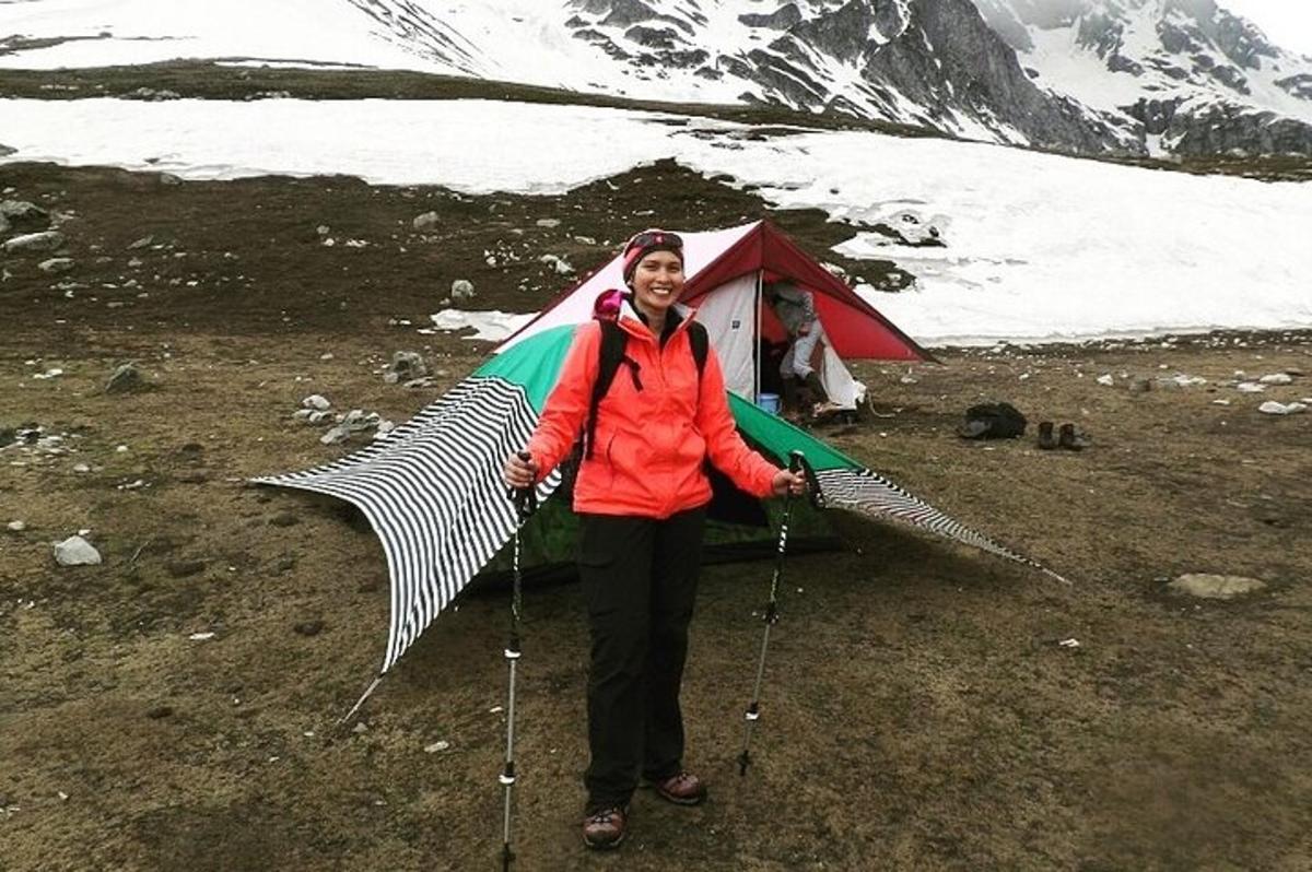 muž držící deštník před stanem