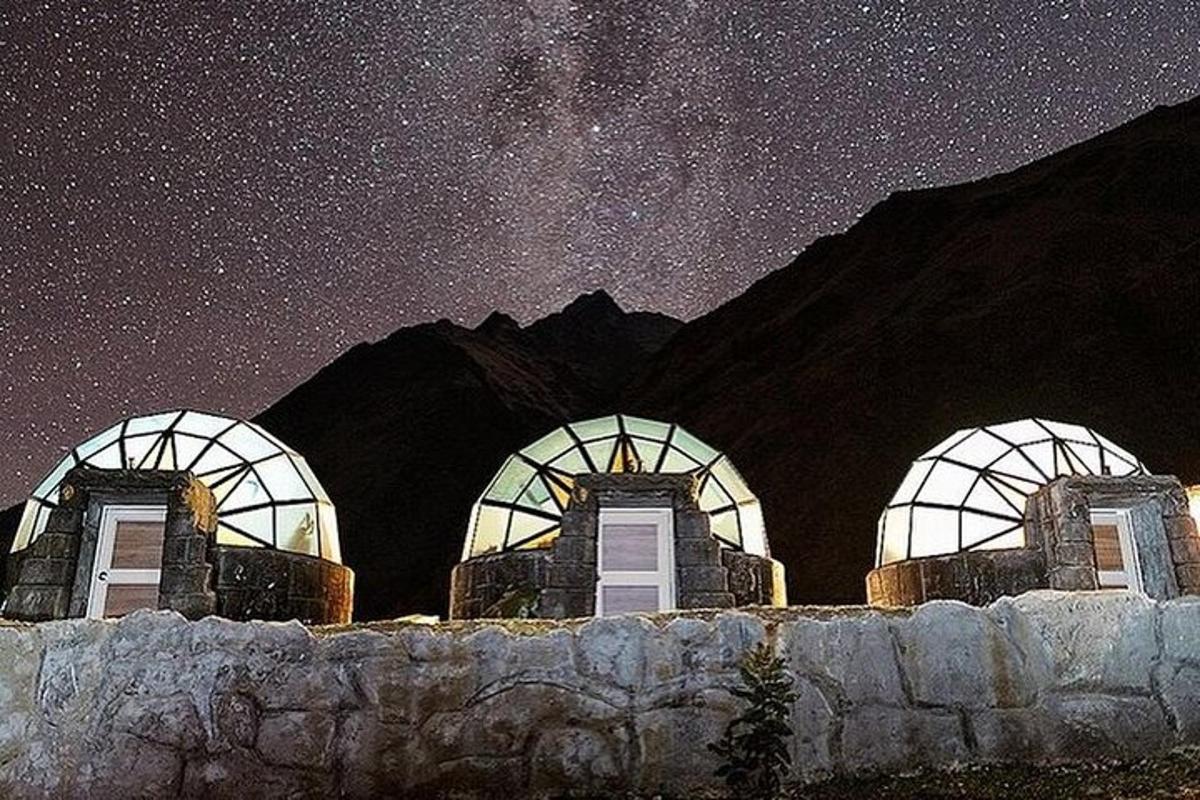 observatoř s hvězdnou oblohou před horou