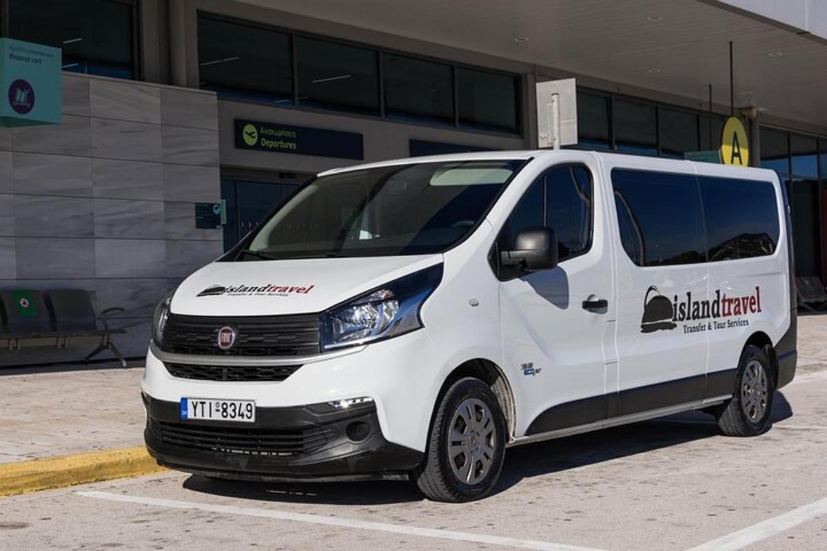 en hvit varebil parkert foran en bygning