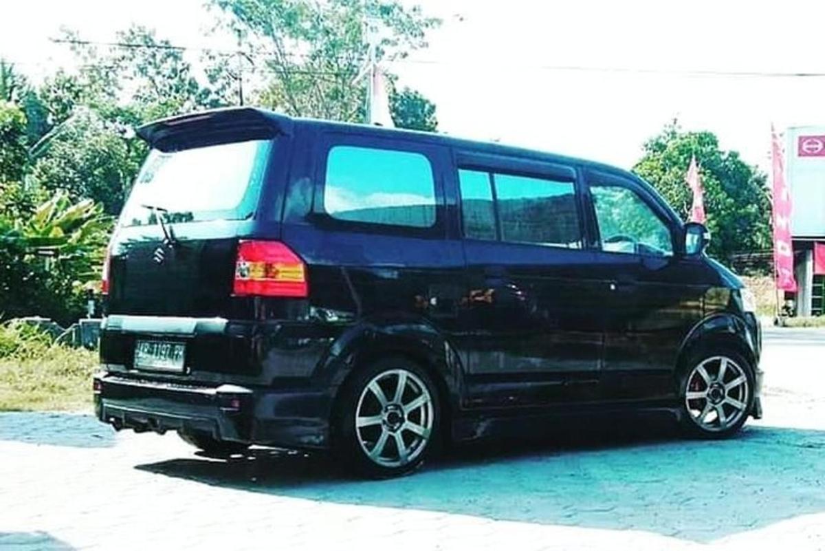černá dodávka zaparkovaná na kraji ulice