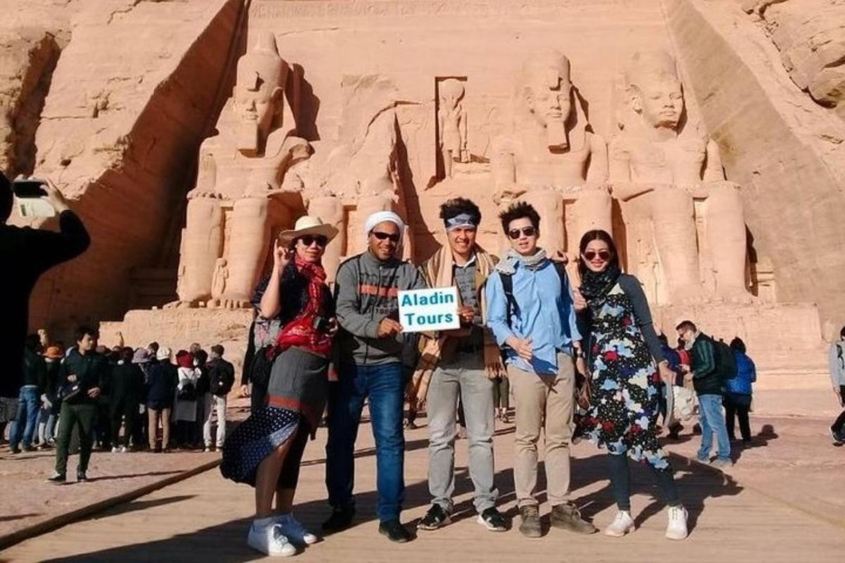 Un grupo de personas sosteniendo un cartel frente al araoharaoh.