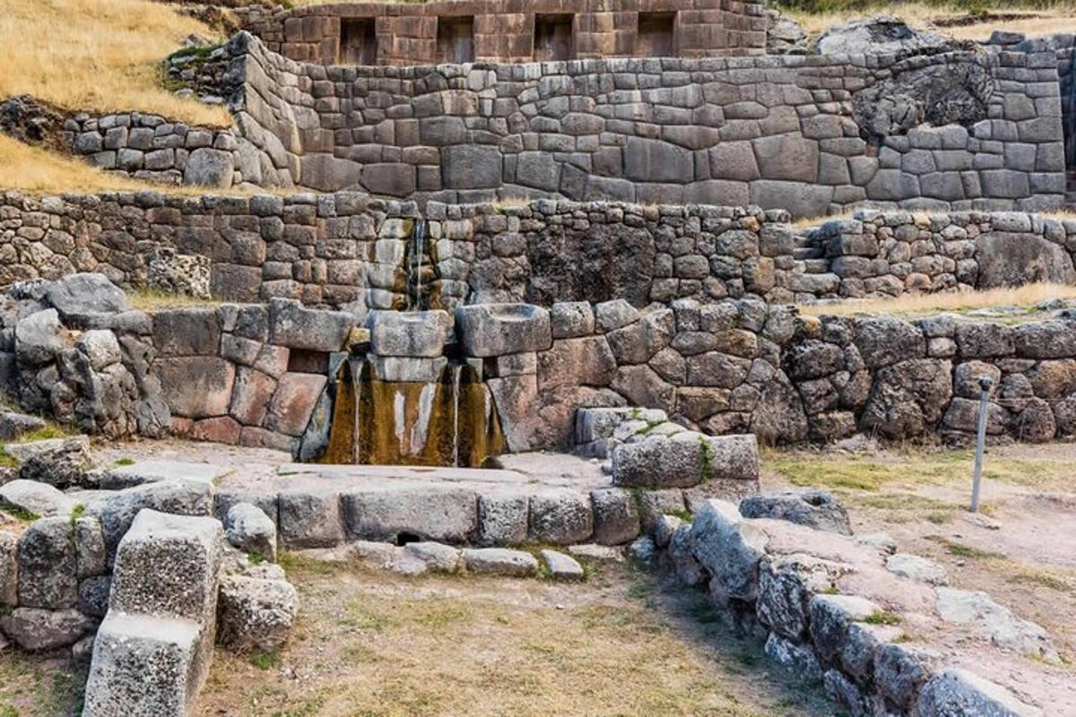 un edificio in pietra con una fontana di fronte