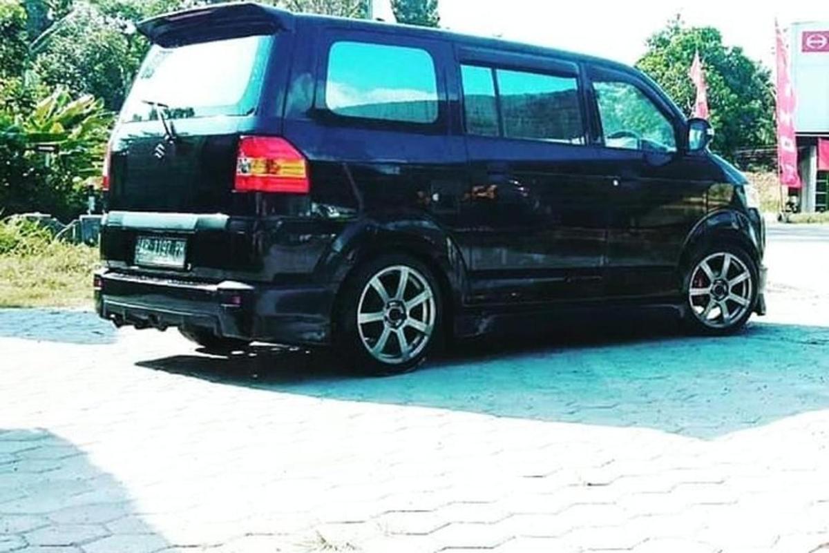 en svart varebil er parkert på en gate
