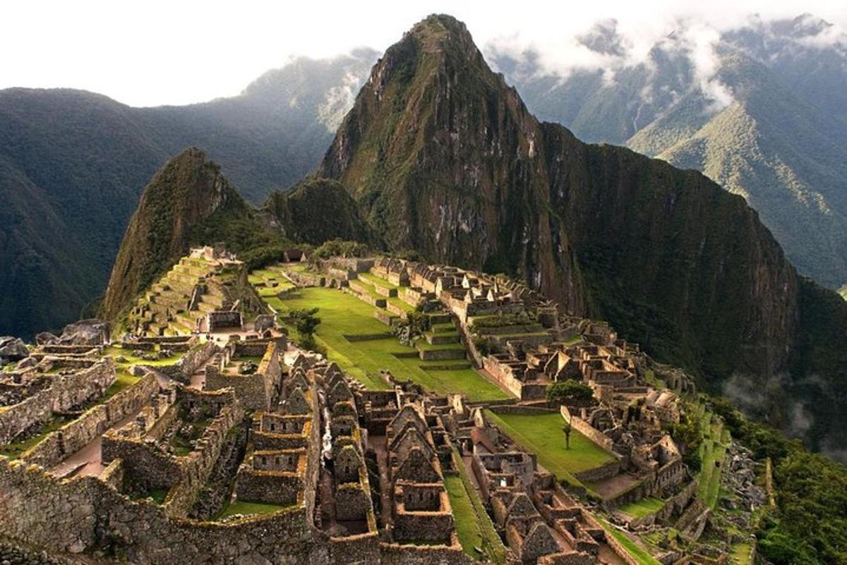 Loftmynd af Machu Picchu með fjöllum í bakgrunni