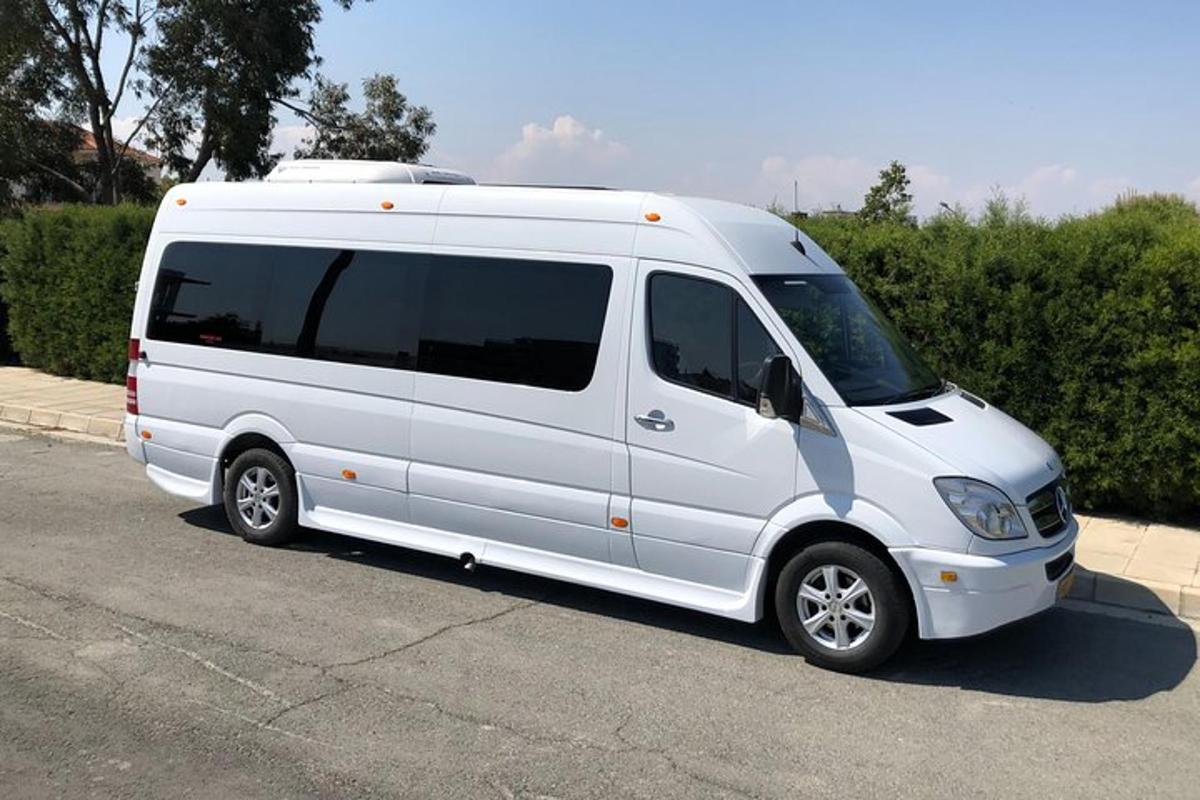 uma van branca estacionada em um estacionamento