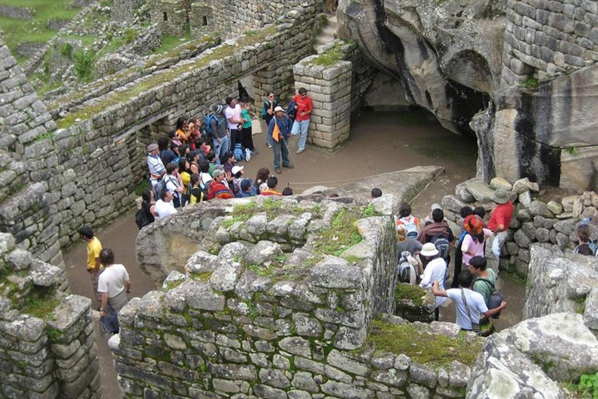 um grupo de pessoas em pé em um túnel em um castelo