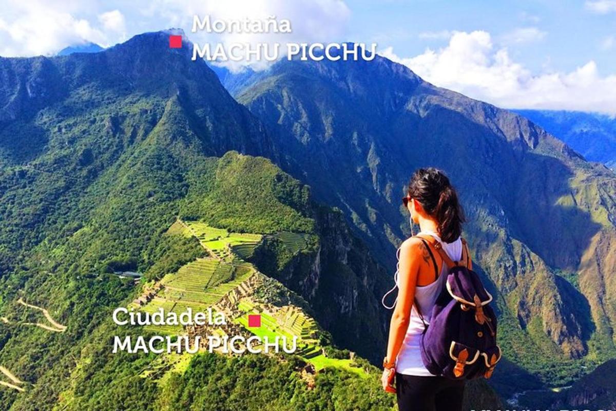 uma mulher em pé no topo de uma montanha com vista para um vale