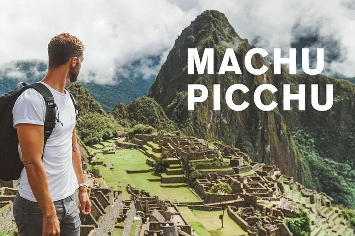Maður að horfa á Machu Picchu í fjöllunum