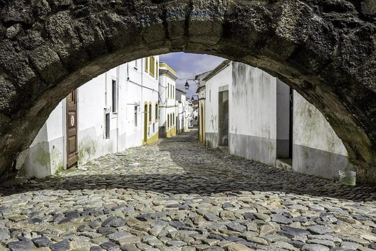 lok čez tlakovano ulico v uličici