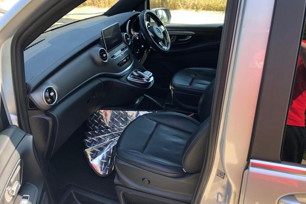uma visão do interior de um carro com o porta-malas aberto