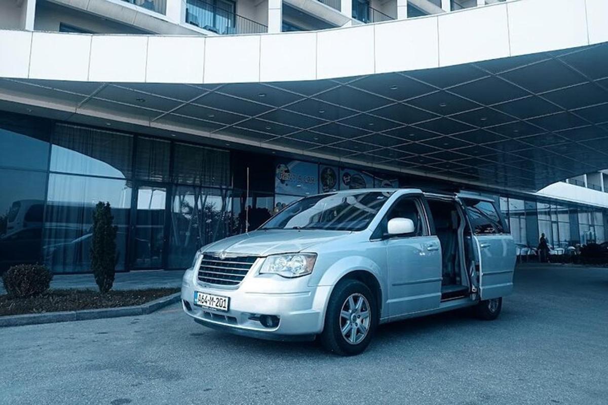 egy kék furgon parkolt egy épület előtt