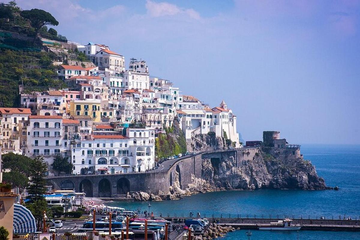 un gruppo di edifici su una collina vicino all'oceano
