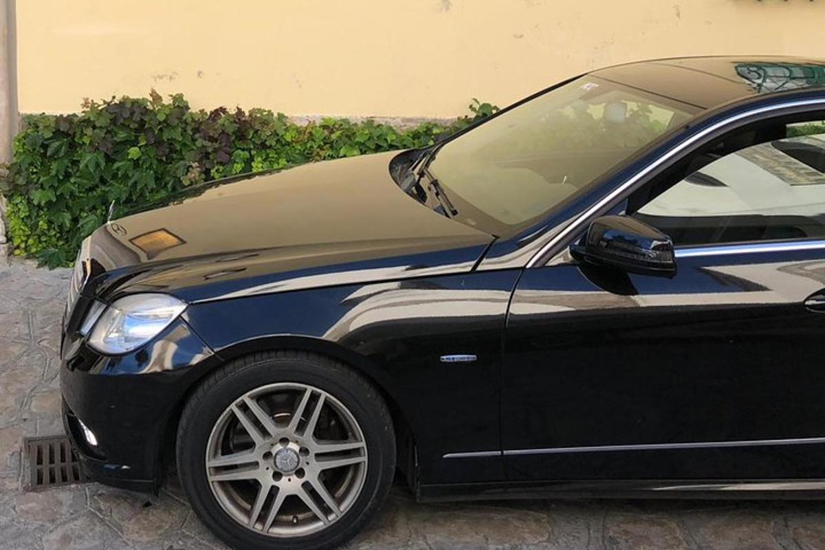 un'auto nera parcheggiata davanti a un edificio
