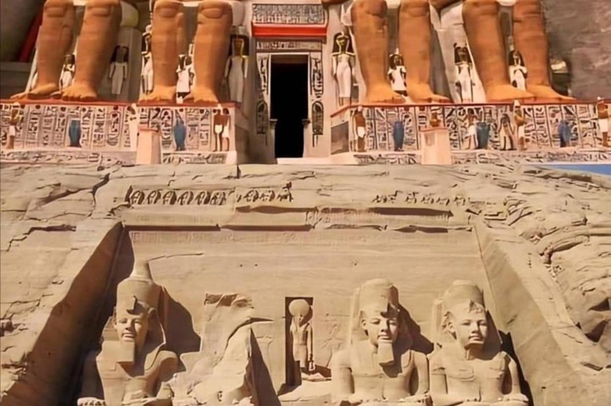 una scultura di sabbia raffigurante un edificio con un gruppo di persone