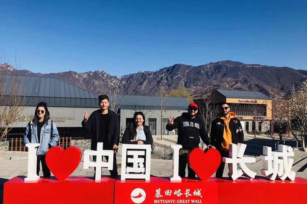 一群人站在一个带有心形的标志后面