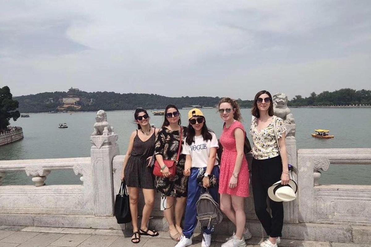 Un grupo de mujeres de pie en un puente cerca del agua.