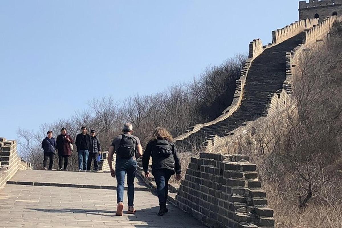 Un grupo de personas caminando por la gran muralla